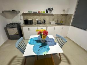 San Miguel, bello depa entero, 3 camas, wifi, terraza y lavadora