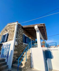 Πέτρινο σπίτι δίπλα στη θάλασσα