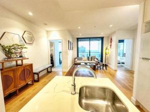 WT917 - 2BR 2BTH in heart of box hill with free park & pool