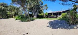 Beachfront Bliss - Your Parapara Seaside Retreat - Onekaka