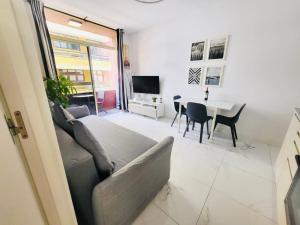 New 2 Bedrooms Gold flat at Las Canteras beach with balcony and Free Parking