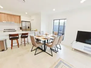 Colebee 5 Bedroom near Shopping WiFi Central AC - Schofields