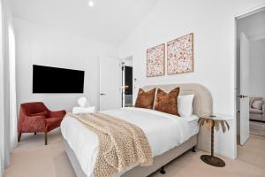 Beach Luxury On The Park - Brand New 2 bedroom 3 Bathroom Carport Shops 100m Beach 500m Aircon Heating Gas fireplace WIFI