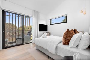 Beach Luxury On The Park - Brand New 2 bedroom 3 Bathroom Carport Shops 100m Beach 500m Aircon Heating Gas fireplace WIFI