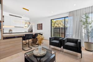 Beach Luxury On The Park - Brand New 2 bedroom 3 Bathroom Carport Shops 100m Beach 500m Aircon Heating Gas fireplace WIFI