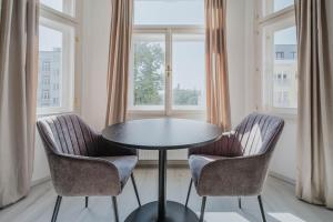 Blueground Vršovice furnished dining area PRG-13