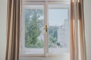 Blueground Vršovice furnished dining area PRG-13