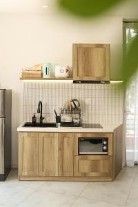 Kin Wander Tân Phong, The Moonage