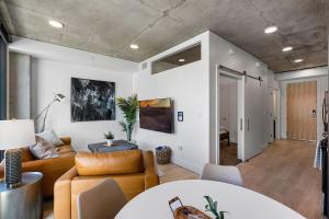 8th fl Amazing views! Lux design! Pool gym Pkg!