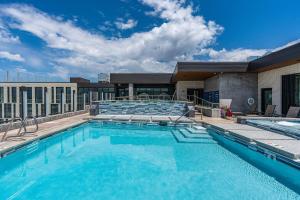 8th fl Amazing views! Lux design! Pool gym Pkg!