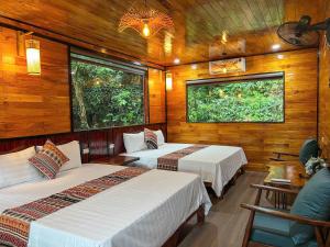 Phòng Gia đình nhìn ra Núi (Family Room with Mountain View)