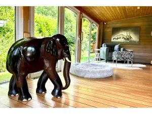 Lodge of Africa - einzigartige Themenzimmer, eingezäunten Garten, Sauna, Whirlpool & Kamin, Hunde willkommen, Gasgrill, voll ausgestattete Küche, großer Essbereich, Hamburg & Stade in der Nähe - Bachenbrock