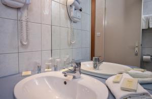 Hotels Logis Hotel de la Tour : Chambre Double Confort