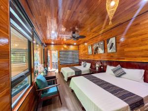 Phòng Gia đình nhìn ra Núi (Family Room with Mountain View)