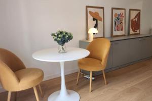 Studio calme avec vue sur un grand Pin parasol