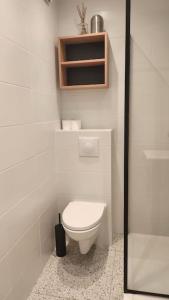 Studio calme avec vue sur un grand Pin parasol