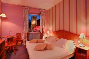 Hotels Hotel De La Tour : photos des chambres