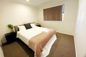 Kellyville Spacious Modern House Park&Lake