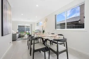 Denham Court 4Br with Central AC & WiFi near Coles - Camden