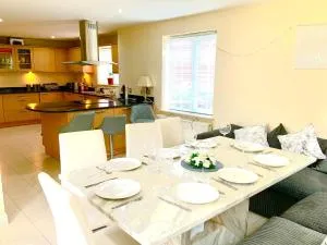 Luxurious Executive 4 Bedroom Whole Home | For 10 - 翰索