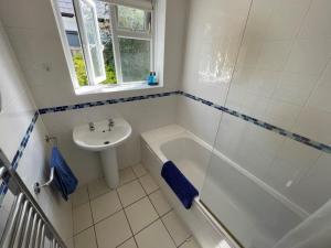 AVON BEACH RETREAT by BOURNECOAST- A Lovely Bungalow by the Sea with a Garden and Parking - HB2087