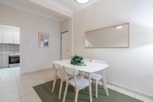 Casa Vibrant - Colorful 2Br Apt with Balcony in Koukaki