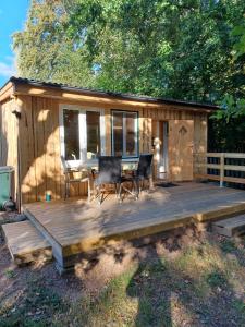 Stuga im Wald mit Seeblick, nahe Vimmerby