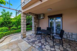 Grüne Terrasse nur 100 Meter zum Strand