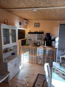 Stuga im Wald mit Seeblick, nahe Vimmerby