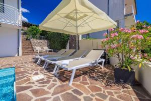 Mit tollem Pool nur 100 Meter zum Strand