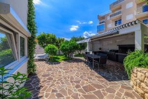 Mit tollem Pool nur 100 Meter zum Strand