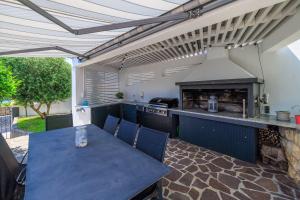 Nur 100 Meter zum Strand mit Pool