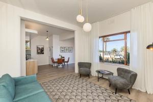 On the Beach in Camps Bay - fully equipped 2 bedroom apartment