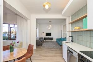 On the Beach in Camps Bay - fully equipped 2 bedroom apartment