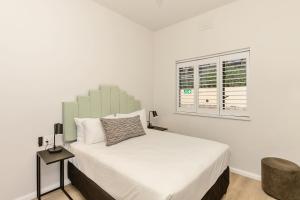 On the Beach in Camps Bay - fully equipped 2 bedroom apartment