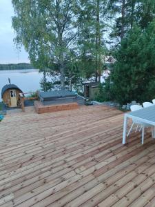 Villa Nurmenhelmi järven rannalla