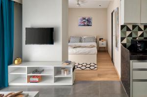 Studio 109 Apartment by tisyastays