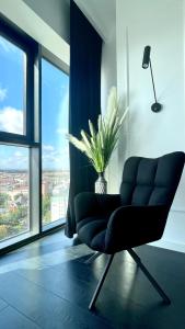 HANZA Black & White 17th floor SPA & Pool Free Parking by Stayly