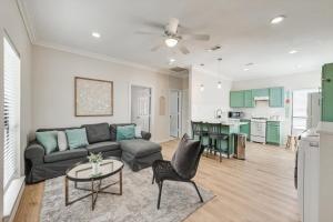 Front Lake Holiday 2BR 1BA Guest Home with Hot Tub