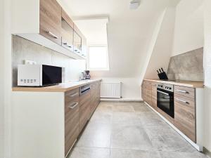 Tolstov Apartments - 2 Zimmer Dachgeschosswohnung - 25 Min zur Messe DUS