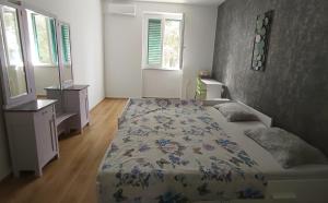 Bright and Colourful Apartment Luce -Sandy beach