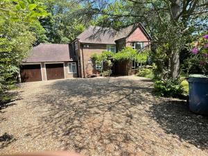 Delux 5 bed house lots private car parking, short walk to high st, shops