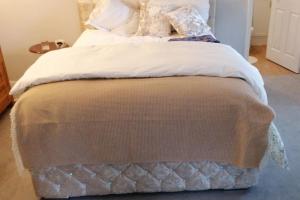 Delux 5 bed house lots private car parking, short walk to high st, shops