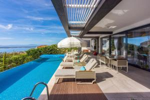 Luxusvilla mit Infinity-Pool, Wellnessbereich, 1 km zum Strand 