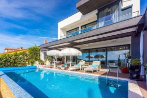Luxusvilla mit Infinity-Pool, Wellnessbereich, 1 km zum Strand 
