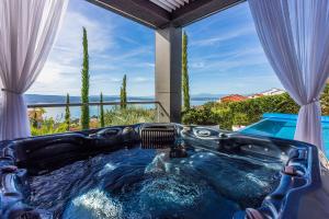 Luxusvilla mit Infinity-Pool, Wellnessbereich, 1 km zum Strand 