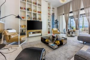 Luxusvilla mit Infinity-Pool, Wellnessbereich, 1 km zum Strand