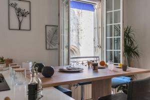 LESEHAN APPARTEMENT AIGUES MORTES Vue Remparts