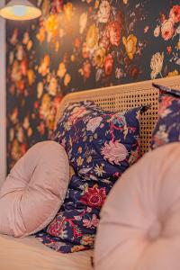 Villas Playroom XXL Loft LOVE Room avec Espace spa Terrasse vue sur les toits Salle de jeux pour adultes Libourne centre 10 min de St Emilion Proche Bordeaux : photos des chambres