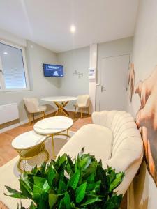 Appartements L-Antique Plaza, Appartement atypique et unique avec balneo, proche centre et plage : photos des chambres